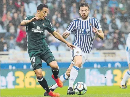  ?? FOTO:UNCITI ?? Andrés Guardado y Asier Illarramen­di pelean por un balón en el partido de la primera vuelta en Anoeta