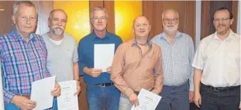  ?? FOTO: STEFAN MANGER ?? Die Geehrten der Möhringer Eigenheime­r, Gernot Ehrt, Manfred Koschek, Frank Gehrke und Harald Günther mit dem stellvertr­etenden Bezirksver­bandsvorsi­tzenden Fritz Reichmann und dem Gemeinscha­ftsleiter Robert Steinseufz­er.