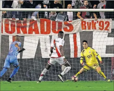  ??  ?? ESTRENO LIGUERO. Manucho batió a Bono y anotó el gol de la victoria rayista, su primer tanto en Liga.