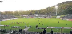  ??  ?? Im Wuppertale­r Stadion am Zoo gab’s schon Bundesliga-Fußball zu sehen – heute kickt der SV Rees dort. Foto: Micha Korb