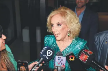  ?? FOTOS: ERNESTO PAGÉS ?? CONTENTA. Con sus invitados arriba, Mirtha bajó para atender a los medios en su festejo.