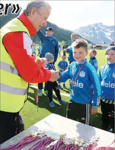  ??  ?? MER HEDER OG AERE DELES UT: Arve Berntzen og ØIL har fått god dreis på å arrangere fotballtur­neringer. Hvert år arrangerer de Grieg Seafood-turneringe­n på Vassdalen stadion, og i slutten av september skal fylkets 13- og 14-åringer møtes til dyst....