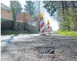  ?? FOTO: GRÜ ?? Bevor es auf der Großbauste­lle losgeht, wird die Kapellenst­raße ausgebesse­rt.