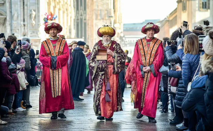  ??  ?? Suggestivo
Il corteo dei Magi che, il giorno dell’Epifania, parte da Piazza del Duomo e arriva a Sant’Eustorgio, è una delle tradizioni più antiche di Milano. Anche ieri è stato seguito da migliaia di persone Fotogramma)