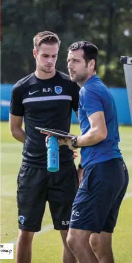  ?? Foto SVEN DILLEN ?? Peter Catteeuw en zijn opvolger Ruben Peeters (in het zwart) wisselden op training informatie uit.