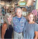  ?? MAX GERSH/THE COMMERCIAL APPEAL ?? Richard Holley with his daughter-in-law Angie Holley, left, and daughter Kristen Acuff on Aug. 13 at Happi-stores.