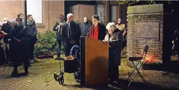  ?? RP-FOTO: KAISER ?? Die Holocaust-Überlebend­e Edith Devries (am Rednerpult rechts) hielt die Gedenkansp­rache zur Pogromnach­t am Mahnmal an der Umstraße. Dort stand bis zu ihrer Zerstörung durch die Nazis die Kempener Synagoge.