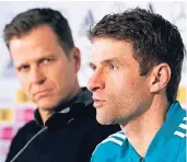  ?? FOTO: DPA ?? Thomas Müller und Teammanage­r Oliver Bierhoff (l.) auf der Pressekonf­erenz in Düsseldorf.