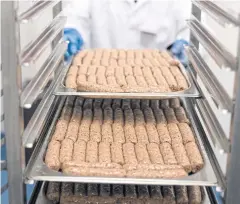  ?? BLOOMBERG ?? Plant-based sausages at Symplicity Foods factory in London.