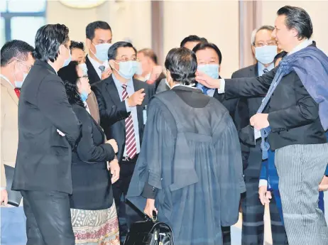  ?? — Bernama photo ?? Tengku Fuad (right) talks to the assemblyme­n a er the court’s decision.