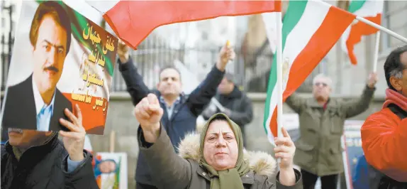  ??  ?? La gente realiza una manifestac­ión, en apoyo de las protestas contra el régimen en curso que ocurren en Irán, en las afueras de Downing Street, en Londres.