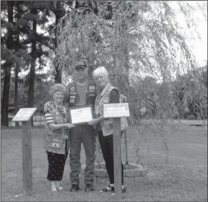  ?? Submitted photo ?? EXCEPTIONA­L PATRIOTISM: USD 1812 Baseline-Meridian Chapter President Mary Ellen Laursen, left, and Chairman National Veterans Sheila Beatty, right, presented the Star Spangled Banner Award and a donation to Jerry Ashby, PGR Museum curator and board of...