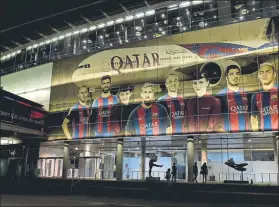  ?? FOTO: M. MONTILLA ?? La publicidad de Qatar Airways preside la fachada de la tribuna del Camp Nou