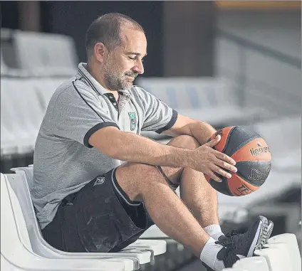  ?? FOTO: PERE PUNTÍ ?? Carles Duran, ayer, sentado con un balón en las gradas del Olímpic de Badalona