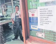  ??  ?? Algunos dueños de comercios avisan a sus clientes el racionamie­nto del agua que hay en los locales.