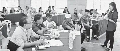  ??  ?? CEGAH DADAH: Kartina Ujin ketika berucap pada seminar anjuran AADK Sarawak di Kuching semalam.