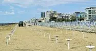  ?? ?? In preparazio­ne La spiaggia di Jesolo. Gli operatori stanno preparando il lungomare con gli ombrelloni