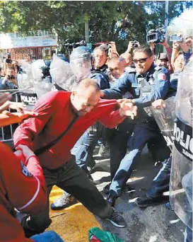  ?? JORGE CARBALLO ?? Roce con la policía no pasó a mayores.