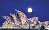  ??  ?? SYDNEY City’s opera house is lit up with poppies
