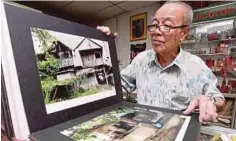  ??  ?? JURUGAMBAR kanan ini memulakan karier di sebuah kedai gambar di Pulau Pinang.