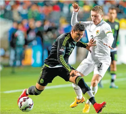  ??  ?? Alejandro Chumacero (d) enfrentó a la selección mexicana en la Copa América de 2015