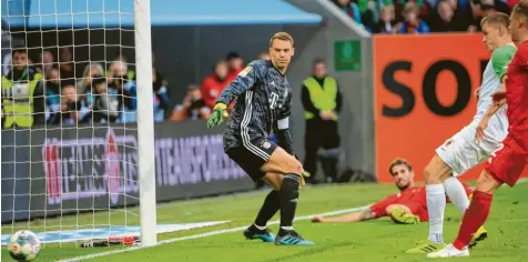  ?? Foto: Imago ?? In der Nachspielz­eit gelang Alfred Finnbogaso­n im Oktober 2019 der Ausgleich gegen den FC Bayern. Manuel Neuer war chancenlos.