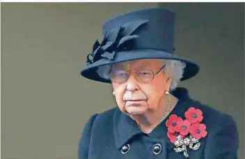  ?? FOTO: JACKSON/DPA ?? Die britische Königin Elizabeth II., hier im vergangene­n November beim Gedenken an die Opfer der Weltkriege, hat nach mehr als 70 Jahren ihren Ehemann verloren. Doch ihre Trauer wird sie wohl weitgehend mit sich ausmachen.