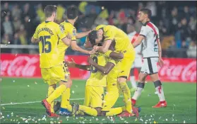  ?? FOTO: EFE ?? Los jugadores del Villarreal celebran uno de los dos tantos de Ekambi