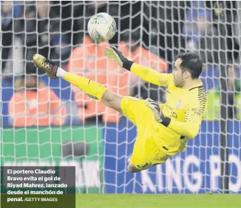  ?? /GETTY IMAGES ?? El portero Claudio Bravo evita el gol de Riyad Mahrez, lanzado desde el manchón de penal.