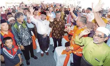  ?? PIC BY RAMDZAN MASIAM ?? Parti Amanah Negara president Mohamad Sabu (centre) at the party’s the state-level Hari Raya Aidilfitri open house in Tasek Gelugor yesterday. With him is the party’s vicepresid­ent, Datuk Dr Mujahid Yusof Rawa (on Mohamad’s right).