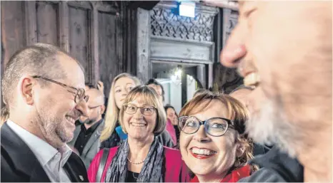  ?? FOTO: CHRISTIAN FLEMMING ?? Parteiüber­greifend haben sich Stadträte am Sonntagabe­nd gefreut, dass Gerhard Ecker Lindaus Oberbürger­meister bleibt (von links): Ecker mit Tochter Michaela und Ehefrau Ulrike sowie Angelika Rundel (SPD) und Thomas Hummler (CSU).