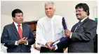  ?? PIC BY ISHAN SANJEEWA ?? Vice Chancellor University of Jaffna Ratnam Vigneswara­n presents a memento to Prime Minister Ranil Wickremesi­nghe at the opening of new buildings in Jaffna University.