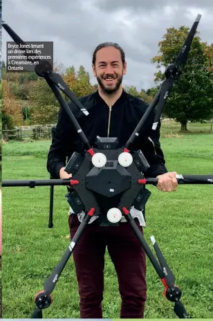  ??  ?? Bryce Jones tenant un drone lors des premières expérience­s à Creamore, en Ontario