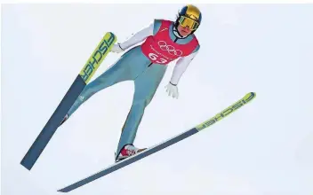 ?? FOTO: KARMANN/DPA ?? Wellinger im Wellental: Nach wechselhaf­ten Leistungen in dieser Saison scheint Skispringe­r Andreas Wellinger gerade rechtzeiti­g zu den Olympische­n Spielen in seine Bestform zu kommen.
