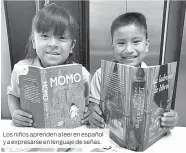  ??  ?? Los niños aprenden a leer en español y a expresarse en lenguaje de señas.