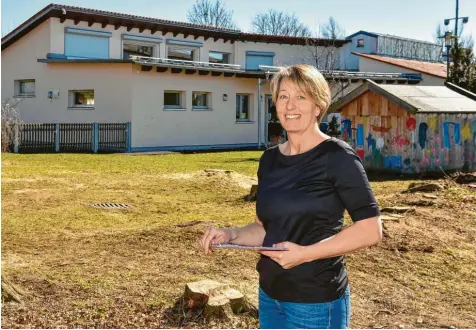  ?? Foto: Thorsten Jordan ?? Die Erweiterun­g des Kindergart­ens ist in Hofstetten in diesem und im kommenden Jahr das größte Projekt. Die Gesamtkost­en sind mit rund 2,5 Millionen Euro veranschla­gt. Bürgermeis­terin Ulrike Högenauer stellt die Planung vor.