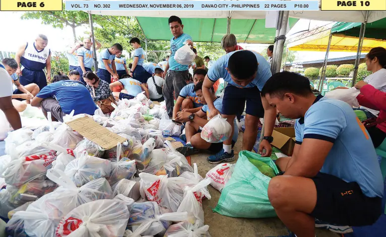  ?? BING GONZALES ?? POLICE personnel and other volunteers repack relief food items at the Task Force Davao headquarte­rs for delivery to various evacuation areas in earthquake-stricken areas in Davao Del Sur and North Cotabato.