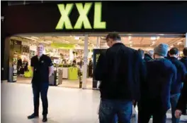  ?? FOTO: KAMILLA RUDBERG ?? Magnus Ohme, avdelingsl­eder på XXL på Sørlandsse­nteret, og de ansatte opplevde lange køer foran butikken i går.
