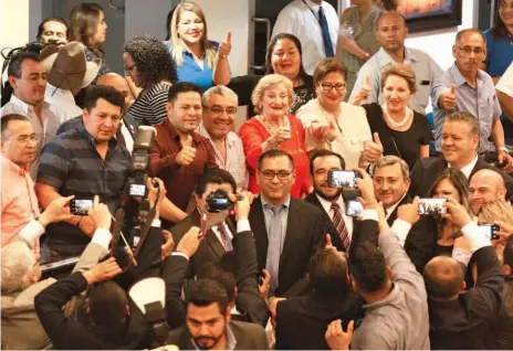  ??  ?? Alegres. Diputados y alcaldes celebran en el Salón Azul de la Asamblea Legislativ­a el aumento al 10 % del FODES.