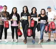  ?? WAHYU ANDINIA/JAWA POS ?? SIAP LARI: Dari kiri, Dony Iwong, Leni Marlina, Grace Erjanti Gunawan, Jenty Ali, Maya Mariany, dan Barry saat mengambil race pack kemarin.