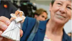  ?? Foto: Kumm, dpa ?? Bauministe­rin Barbara Hendricks mit einem weiblichen Hochzeitsp­ärchen: Die SPD Politikeri­n machte ihrer Partnerin gestern gleich einen Heiratsant­rag.
