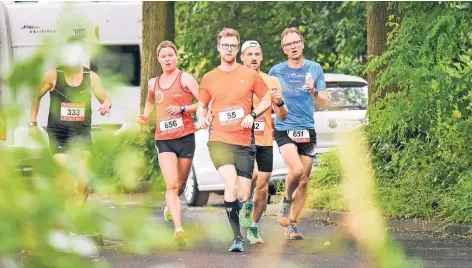  ?? FOTOS: LARS FRÖHLICH ?? Felicitas Vielhaber (Nummer 656) gewann den Frauenlauf über 10000 Meter. Sie hatte nur sieben Konkurrent­innen.