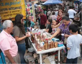  ?? YAZMÍN SÁNCHEZ ?? Los turistas se llevan el recuerdo de su visita.