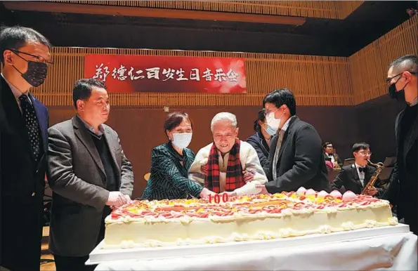  ?? GAO ERQIANG / CHINA DAILY ?? The Shanghai Symphony Orchestra hosts a birthday party for double bass player Zheng Deren on Jan 19.