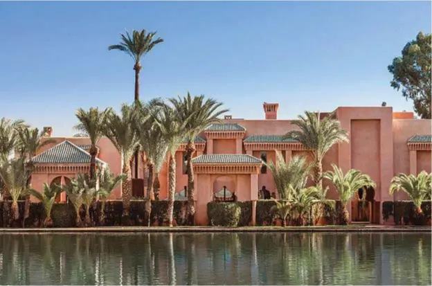  ??  ?? Ambienti magici Il resort sorge su un’oasi naturale a pochi minuti di auto dalla Medina di Marrakech. Ogni stanza ha un cortile privato, come quello nella foto accanto. Sotto, la palestra è aperta sui giardini, ha il pavimento in legno ed è illuminata dalla luce del sole.