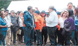 ?? FOTO: EL HERALDO ?? El mandatario Hernández visitó los viveros de la Unacifor y pidió duplicar la producción para seguir reforestan­do los bosques.