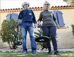  ?? (Photo Florian Escoffier) ?? En concentran­t leurs recherches sur les objets perdus, Jean-Pierre et Christine Bonnet ont pu concilier leur passion de la détection avec le respect de la loi.