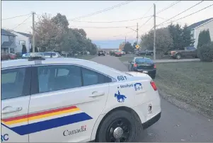  ?? STEPHEN BRUN/THE GUARDIAN ?? An RCMP cruiser sits at the entrance to MacKinley Crescent in Cornwall where police responded with rifles drawn to an “incident” at a home around 5:30 p.m. Thursday. An RCMP spokespers­on would not say whether any arrests were made but noted there was...