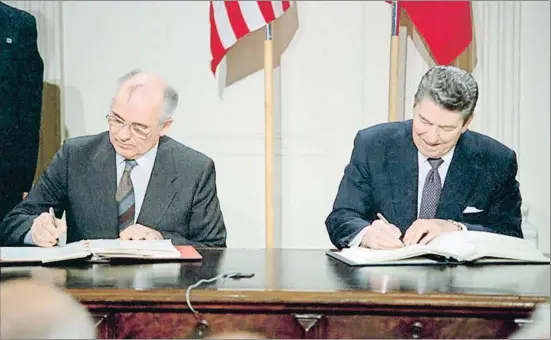  ?? HANDOUT / EFE ?? Los líderes de la Unión Soviética, Mijaíl Gorbachov, y de Estados Unidos, Ronald Reagan, firmaron el pacto en la Casa Blanca en 1987
