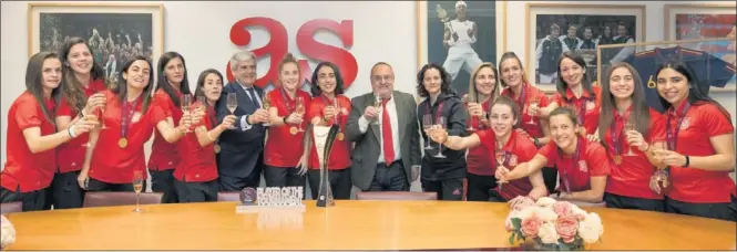  ??  ?? RECONOCIMI­ENTO. Tomás Roncero festejó con las jugadoras la Eurocopa y Alfredo Relaño les dedicó unas palabras: “Nosotros vivimos de éxitos como el vuestro”. BRINDIS. Las jugadoras de la Selección española de fútbol sala brindaron en As por su triunfo del pasado domingo en la Eurocopa de fútbol sala.